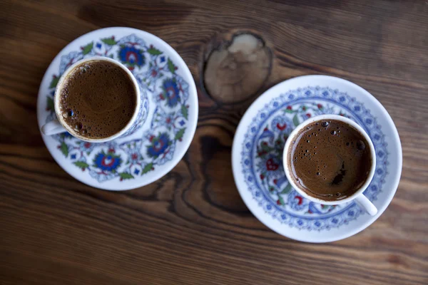 Traditionele Turkse koffie geserveerd in koppen op houten tafel — Stockfoto