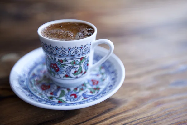 Tradiční turecká káva v šálku na dřevěný stůl — Stock fotografie