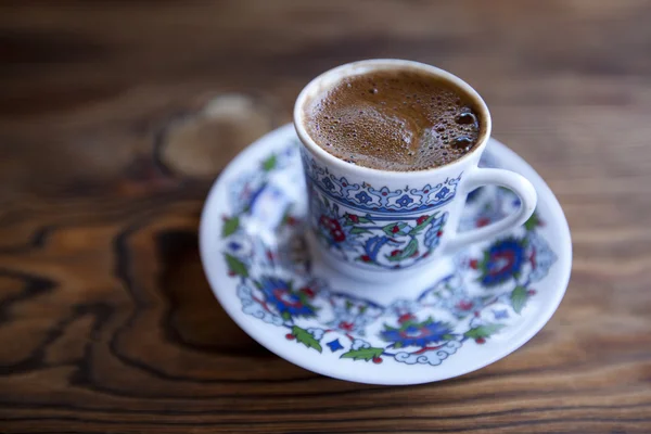 Traditionele Turkse koffie geserveerd in cup op houten tafel — Stockfoto