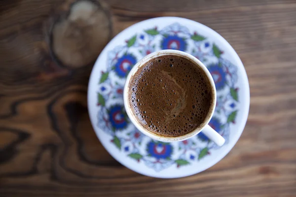 Традиционный турецкий кофе подается в чашке на деревянном столе — стоковое фото