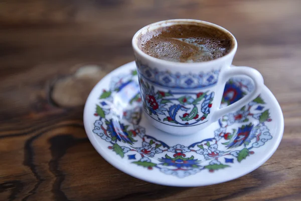 Traditionele Turkse koffie geserveerd in cup op houten tafel — Stockfoto