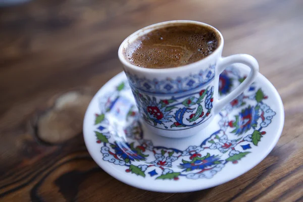 Tradycyjną turecką kawę, serwowane w Pucharze na drewnianym stole — Zdjęcie stockowe