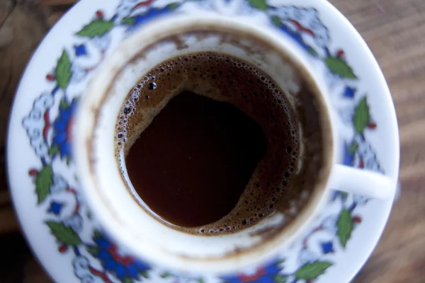 Traditionellt turkiskt kaffe serveras i kopp på träbord — Stockfoto