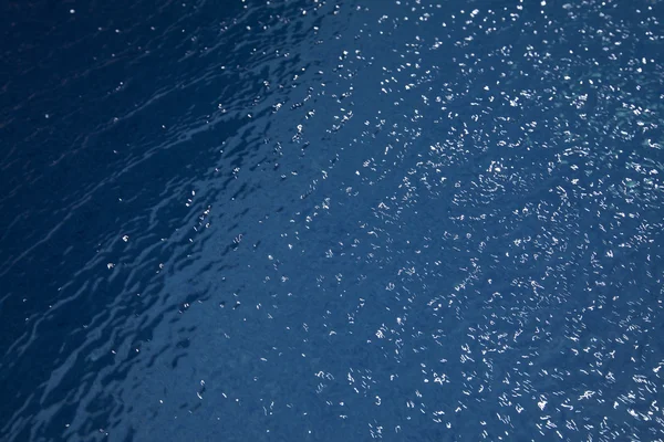 Achtergrond van golfde patroon van schoon water in een blauwe zwemmen — Stockfoto