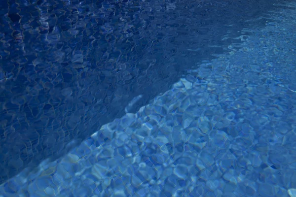 Fundo do padrão ondulado de água limpa em uma natação azul — Fotografia de Stock