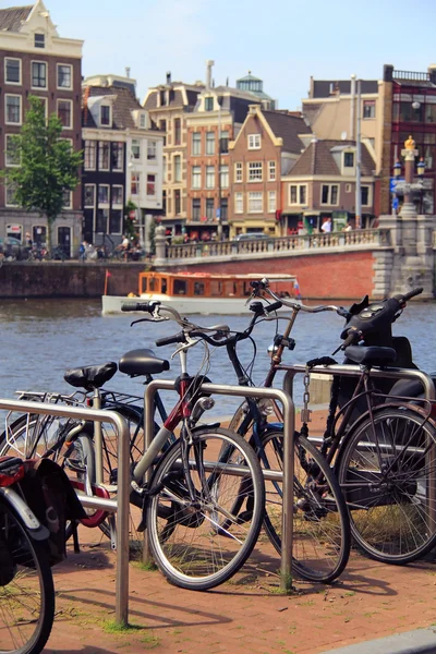 Amsterdam kanálů, jízdních kol a typických domů, Nizozemsko — Stock fotografie
