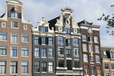 Amsterdam, Hollanda (Hollanda) tipik evlerin cepheleri )