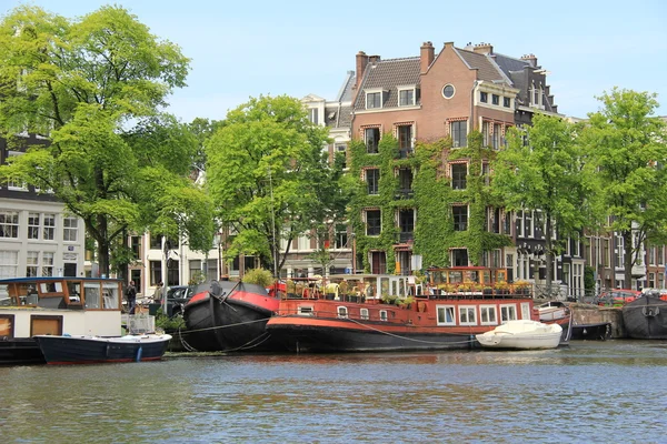 Amsterdamské kanály a typické domy, Nizozemí (Holandsko ) — Stock fotografie