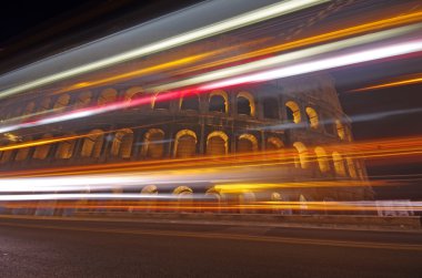 colosseum gece trafik