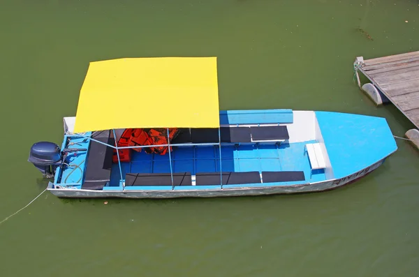 Barco en río —  Fotos de Stock