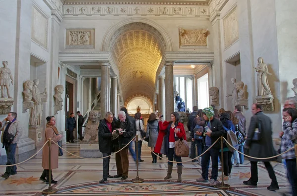 Menschenmassen im vatikanischen Museum — Stockfoto
