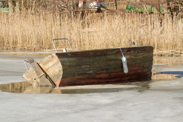 Barco con hielo bloqueado —  Fotos de Stock