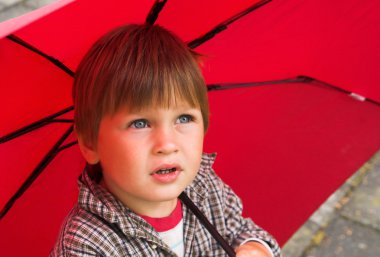 Kırmızı şemsiye ile çocuk