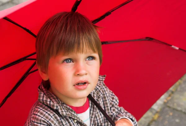 Chlapec s červený deštník — Stock fotografie