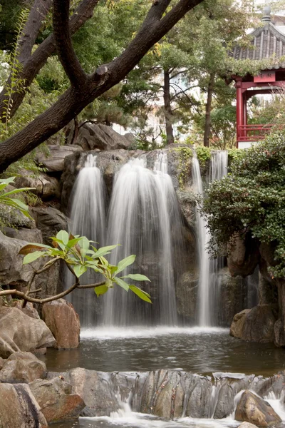 Kinesisk trädgård vattenfall — Stockfoto
