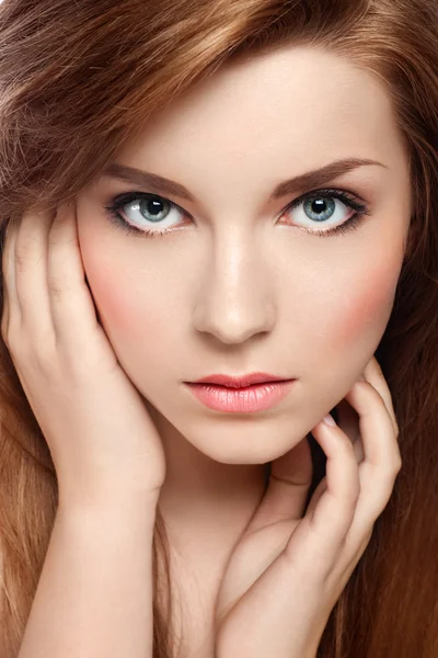 Close-up retrato de uma menina de cabelos vermelhos atraente — Fotografia de Stock