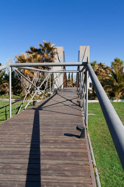 Holzbrücke im Garten — Stockfoto