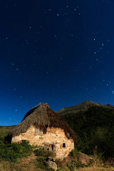 Un cottage sulla montagna — Foto Stock