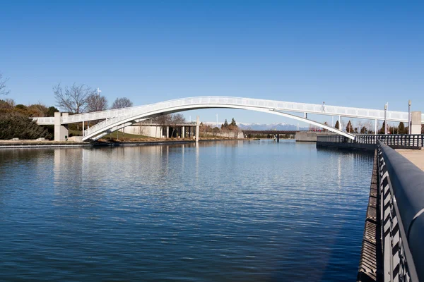 Puente blanco sobre el río — Foto de Stock