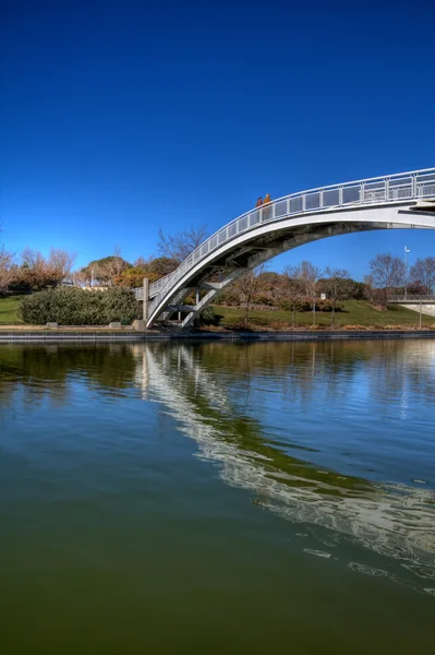 Puente blanco sobre el río — Foto de Stock