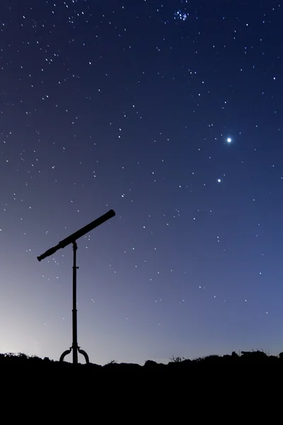 Nachtaufnahme mit der Silhouette eines Teleskops — Stockfoto
