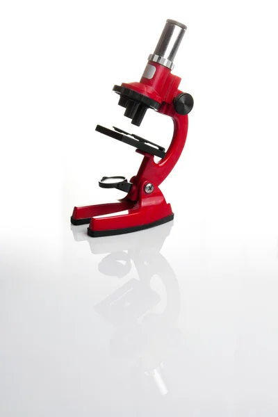Microscopio rosso isolato su fondo bianco — Foto Stock