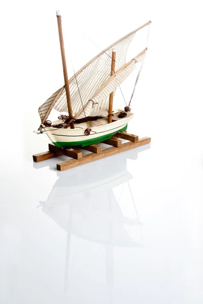 Antiguo modelo de barco aislado — Foto de Stock