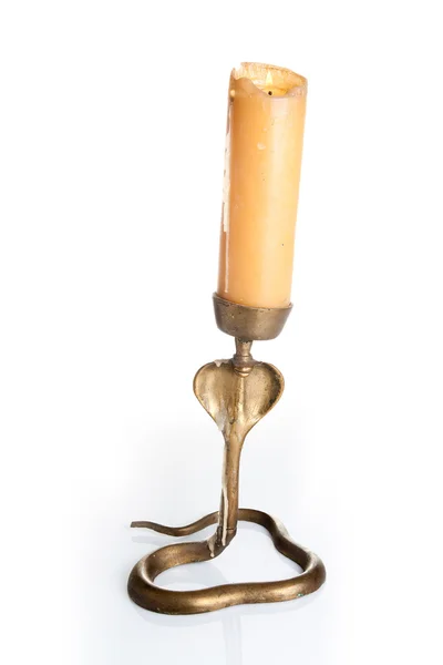 Старий свічник з палаючою свічкою ізольовано — стокове фото