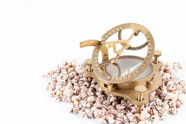 Stary zegar morskie kompas z muszli na białym tle — Zdjęcie stockowe
