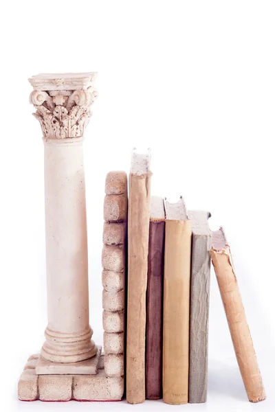 Columna romana bookend y libros antiguos —  Fotos de Stock