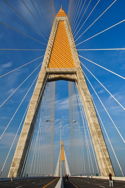 Kabelový most proti modré obloze — Stock fotografie