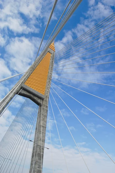 Puente de cable contra cielo azul — Foto de Stock