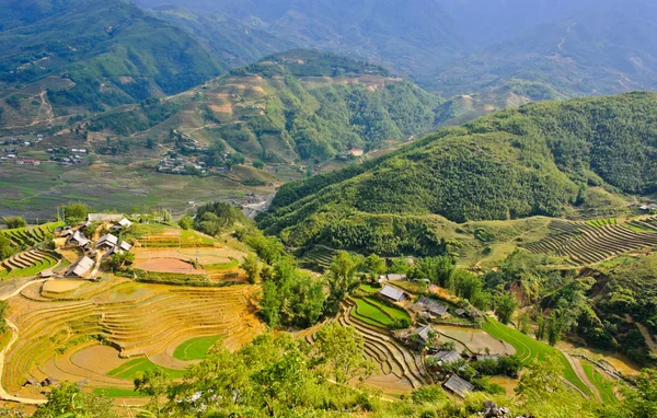 Vista montanha de campos em terraços de arroz — Fotografia de Stock
