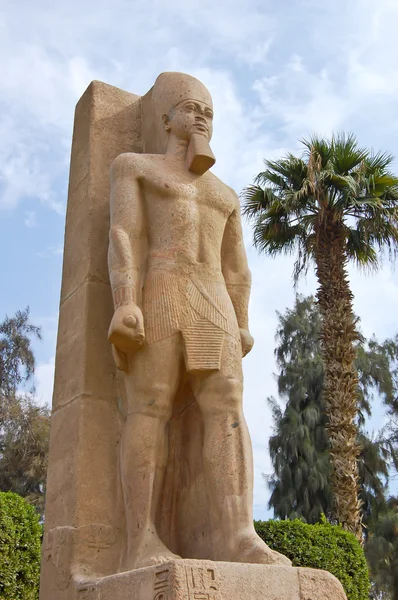 Stehende Statue von Ramses II — Stockfoto