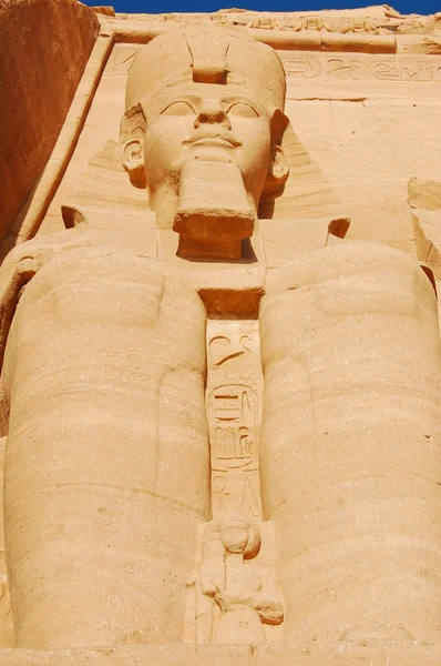 Kolossale standbeelden van Ramses ii — Stockfoto