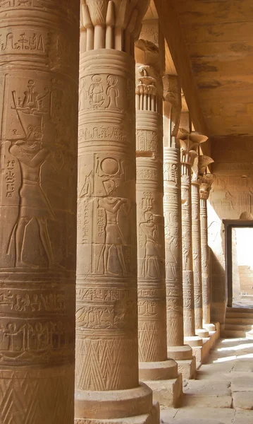 Colonnade Mısır oyma ile — Stok fotoğraf