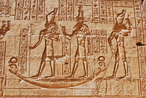 Rode bessen in een mand geïsoleerd op witMısır hiyeroglif kabartma — Stok fotoğraf