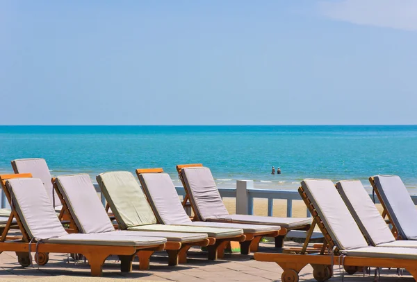 Пляжний стілець на тропічному пляжі — стокове фото