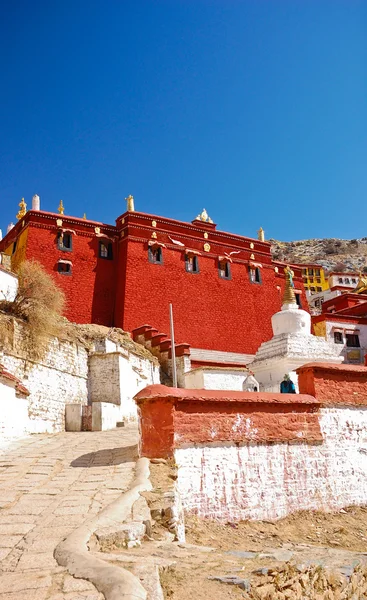 Rotes tibetisches Gebäude — Stockfoto
