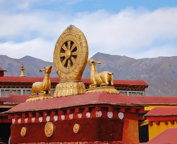 Tibetan rooftop statues — Stock Photo, Image