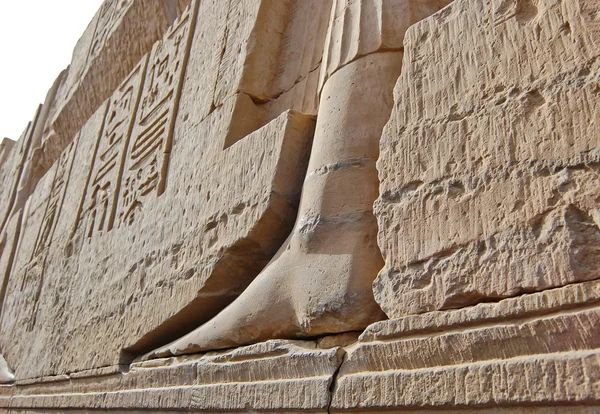 Египетская резьба на стене — стоковое фото