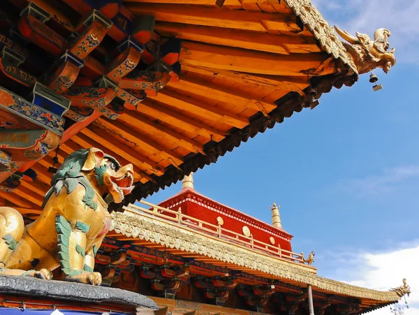 Ozdoba dachu świątyni tybetańskiego — Zdjęcie stockowe