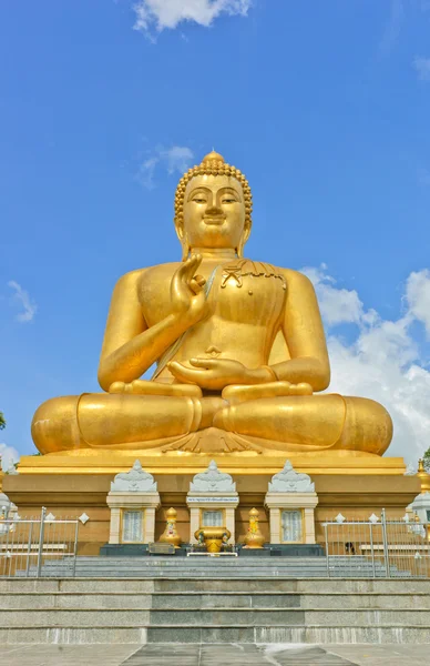 Gouden Boeddha beeld — Stockfoto