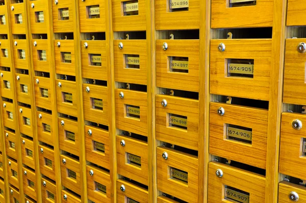 Деревянные почтовые ящики — стоковое фото