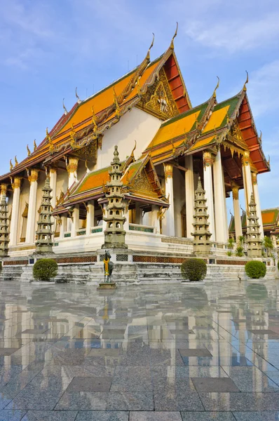 Wat Suthat с отражением — стоковое фото