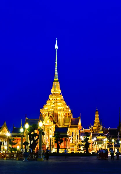 Тайський королівський групи "Крематорій" в сутінки — стокове фото