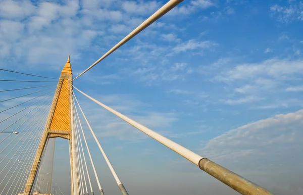 Karşı mavi gökyüzü köprü — Stok fotoğraf