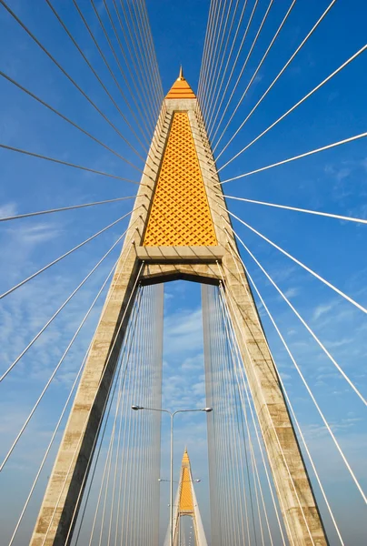 Karşı mavi gökyüzü köprü — Stok fotoğraf