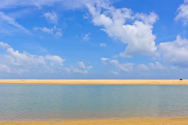 Strand en zee met blauwe lucht — Stockfoto