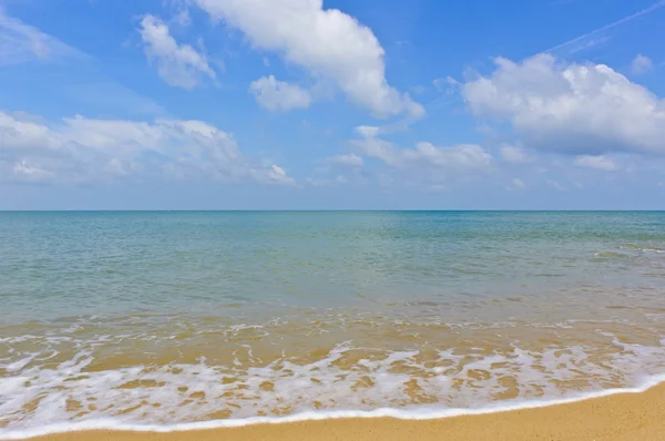 Pláž a moře s modrou sk — Stock fotografie